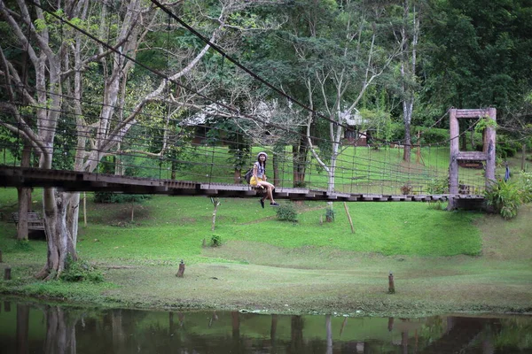 Mulheres Uma Ponte Suspensa Madeira Parque Nacional Khlong Wang Chao — Fotografia de Stock