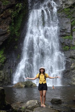 Klong Lan Şelalesi 'nde doğanın tadını çıkaran kadınlar Kamphaeng Phet, Tayland' daki Klong Lan Milli Parkı 'nda