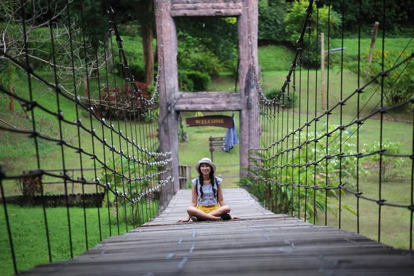 泰国Khlong Wang Chao Kamphaeng Phet国家公园木桥上的妇女 — 图库照片