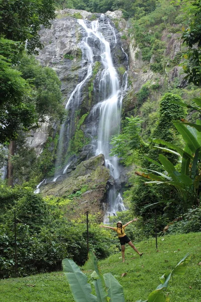 Donne Che Godono Natura Alla Cascata Klong Lan Nel Parco — Foto Stock