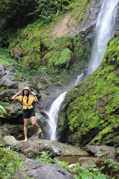 Klong Lan Şelalesi 'nde doğanın tadını çıkaran kadınlar Kamphaeng Phet, Tayland' daki Klong Lan Milli Parkı 'nda