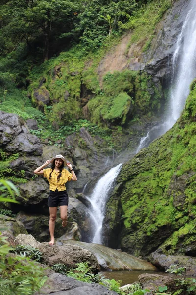 Donne Che Godono Natura Alla Cascata Klong Lan Nel Parco — Foto Stock