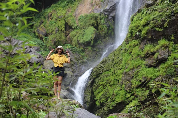 Mulheres Desfrutando Natureza Cachoeira Klong Lan Parque Nacional Klong Lan — Fotografia de Stock