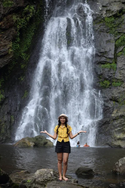 泰国Kamphaeng Phet的Klong Lan国家公园 在Klong Lan瀑布享受大自然的妇女 — 图库照片