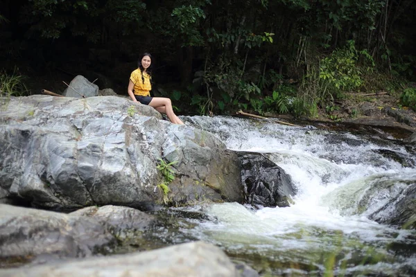 泰国Kamphaeng Phet Klong Lan国家公园Khlong Nam Lai瀑布旁的妇女 — 图库照片