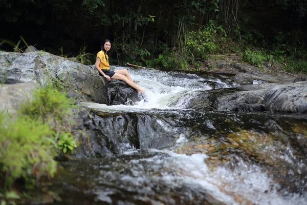 Жінка Сидить Водоспаді Хлонг Нам Лай Національному Парку Клонґ Лань — стокове фото