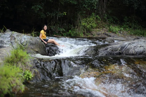 Donna Seduta Alla Cascata Khlong Nam Lai Nel Parco Nazionale — Foto Stock