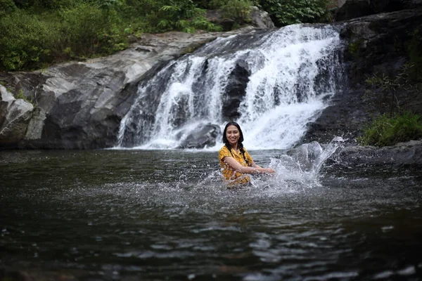 泰国Kamphaeng Phet Klong Lan国家公园Khlong Nam Lai瀑布旁的妇女 — 图库照片