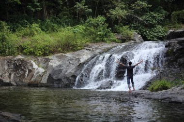 Klong Lan Ulusal Parkı 'ndaki Khlong Nam Lai şelalesinde duran adam, Kamphaeng Phet, Tayland