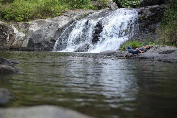 Uomo Che Dorme Alla Cascata Khlong Nam Lai Nel Parco — Foto Stock