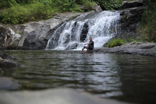 Uomo Seduto Alla Cascata Khlong Nam Lai Nel Parco Nazionale — Foto Stock