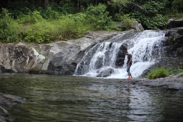 Uomo Piedi Alla Cascata Khlong Nam Lai Nel Parco Nazionale — Foto Stock