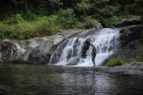 Uomo Piedi Alla Cascata Khlong Nam Lai Nel Parco Nazionale — Foto Stock