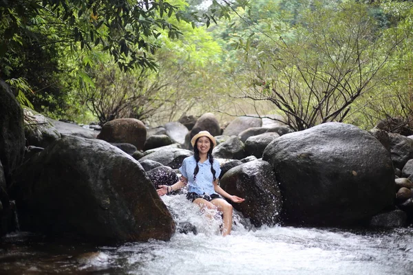 Kvinnan Blötläggning Trok Nong Vattenfall Chanthaburi Thailand — Stockfoto