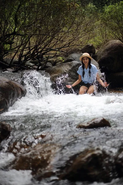 Donna Immersa Nella Cascata Trok Nong Chanthaburi Thailandia — Foto Stock