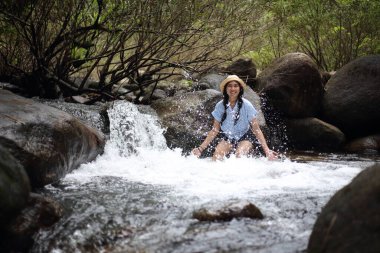 Chanthaburi, Tayland 'daki Trok Nong şelalesinde sırılsıklam olmuş bir kadın.
