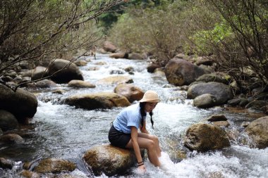 Chanthaburi, Tayland 'daki Trok Nong şelalesinde sırılsıklam olmuş bir kadın.