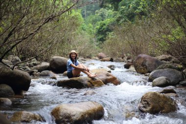 Chanthaburi, Tayland 'daki Trok Nong şelalesinde sırılsıklam olmuş bir kadın.