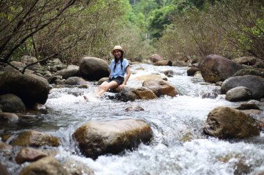 Chanthaburi, Tayland 'daki Trok Nong şelalesinde sırılsıklam olmuş bir kadın.