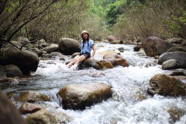 Chanthaburi, Tayland 'daki Trok Nong şelalesinde sırılsıklam olmuş bir kadın.