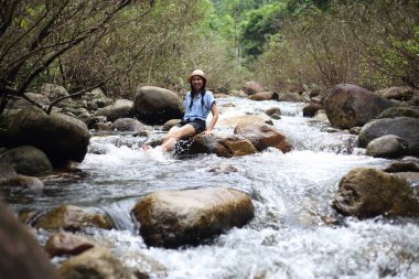 Chanthaburi, Tayland 'daki Trok Nong şelalesinde sırılsıklam olmuş bir kadın.