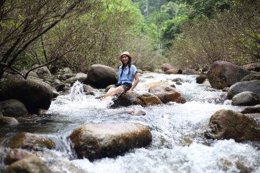 Chanthaburi, Tayland 'daki Trok Nong şelalesinde sırılsıklam olmuş bir kadın.