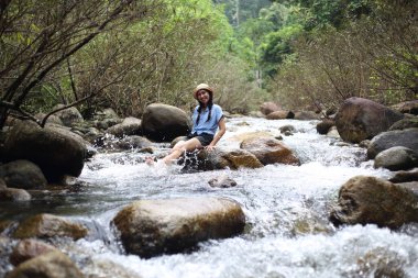Chanthaburi, Tayland 'daki Trok Nong şelalesinde sırılsıklam olmuş bir kadın.