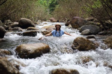 Chanthaburi, Tayland 'daki Trok Nong şelalesinde sırılsıklam olmuş bir kadın.