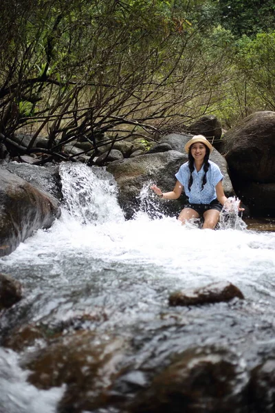 Donna Immersa Nella Cascata Trok Nong Chanthaburi Thailandia — Foto Stock