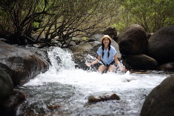 Woman Soaking Trok Nong Waterfall Chanthaburi Thailand — Stock Photo, Image