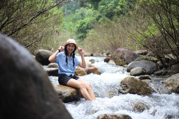 Mulher Mergulhando Cachoeira Trok Nong Chanthaburi Tailândia — Fotografia de Stock