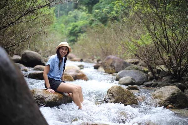 Donna Immersa Nella Cascata Trok Nong Chanthaburi Thailandia — Foto Stock