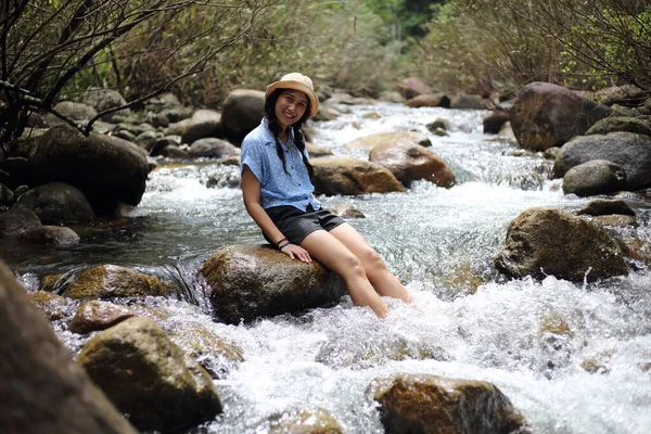 在泰国昌塔布里的Trok Nong瀑布中游泳的妇女 — 图库照片