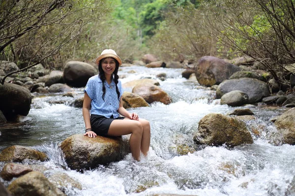 Donna Immersa Nella Cascata Trok Nong Chanthaburi Thailandia — Foto Stock