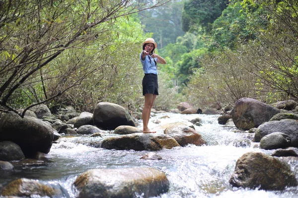 泰国昌塔布里的Trok Nong瀑布 一名妇女站在岩石上 — 图库照片
