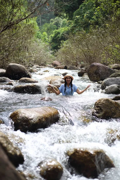 在泰国昌塔布里的Trok Nong瀑布中游泳的妇女 — 图库照片