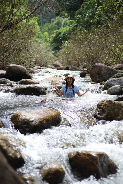 Donna Immersa Nella Cascata Trok Nong Chanthaburi Thailandia — Foto Stock