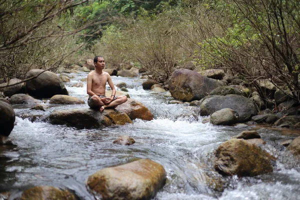 Uomo Seduto Una Roccia Trok Nong Waterfall Chanthaburi Thailandia — Foto Stock