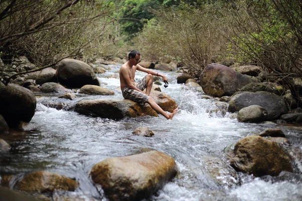 Mannen Sover Klippa Vid Trok Nong Waterfall Chanthaburi Thailand — Stockfoto