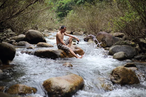 Uomo Che Dorme Una Roccia Trok Nong Waterfall Chanthaburi Thailandia — Foto Stock