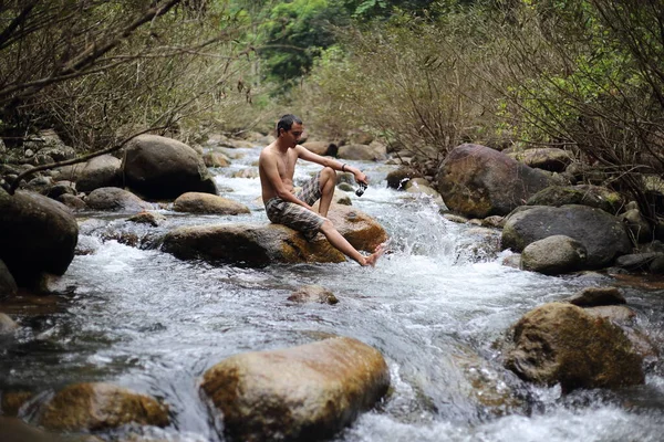 Mannen Sover Klippa Vid Trok Nong Waterfall Chanthaburi Thailand — Stockfoto