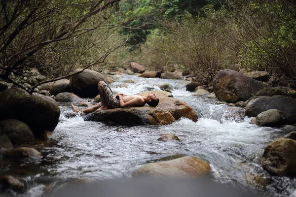 Uomo Che Dorme Una Roccia Trok Nong Waterfall Chanthaburi Thailandia — Foto Stock