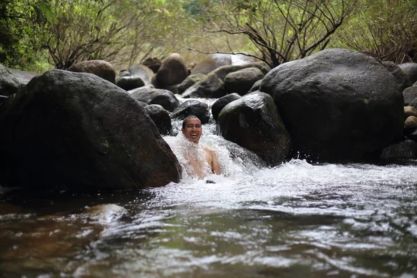 Uomo Sta Facendo Bagno Nella Cascata Trok Nong Chanthaburi Thailandia — Foto Stock