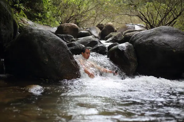 一名男子正在泰国昌塔布里的Trok Nong瀑布中洗澡 — 图库照片
