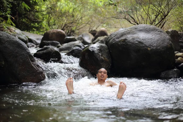 Homem Está Tomando Banho Cachoeira Trok Nong Chanthaburi Tailândia — Fotografia de Stock