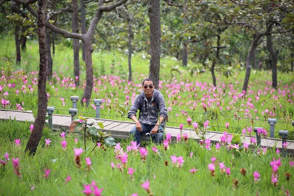 Uomini Nei Campi Fiori Krachiew Hin Ngam National Park Chaiyaphum — Foto Stock