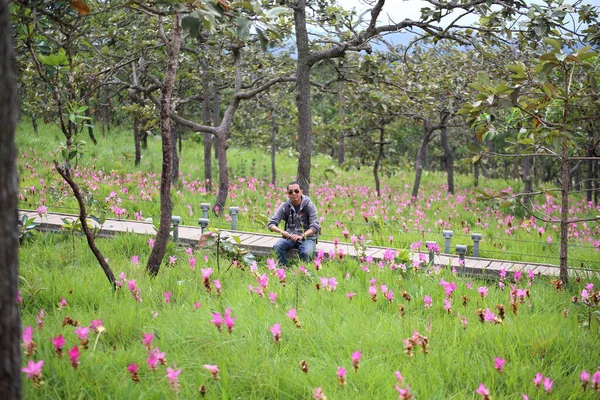 Uomini Nei Campi Fiori Krachiew Hin Ngam National Park Chaiyaphum — Foto Stock