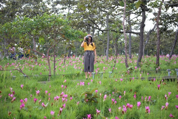 泰国Chaiyaphum的Pa Hin Ngam国家公园Krachiew花圃中的妇女 — 图库照片