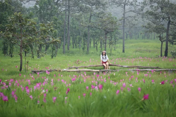 泰国Chaiyaphum的Sai Thong国家公园Krachiew花圃中的妇女 — 图库照片