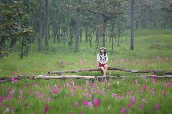Γυναίκες Στα Χωράφια Των Λουλουδιών Krachiew Στο Εθνικό Πάρκο Sai — Φωτογραφία Αρχείου
